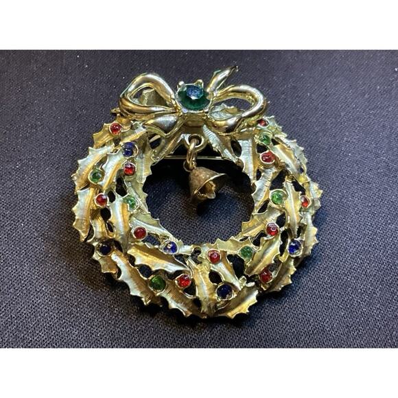 Unbranded Jewelry - Gold Tone Rhinestone Vintage Wreath And Bell Brooch